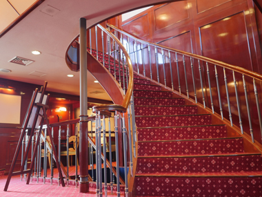 ラグジュアリーな船内