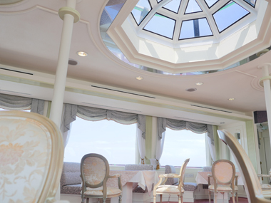 大きな窓で明るいラウンジ