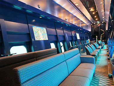 ゆったりとしたソファで海中を展望