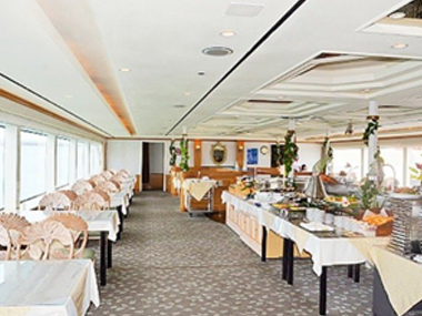 最大80名収容の広々としたレストランです