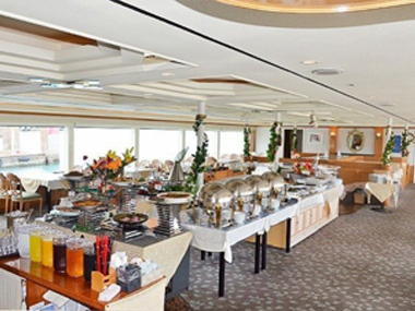 広々としたメインダイニング