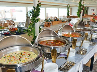 船上でお食事を楽しめます